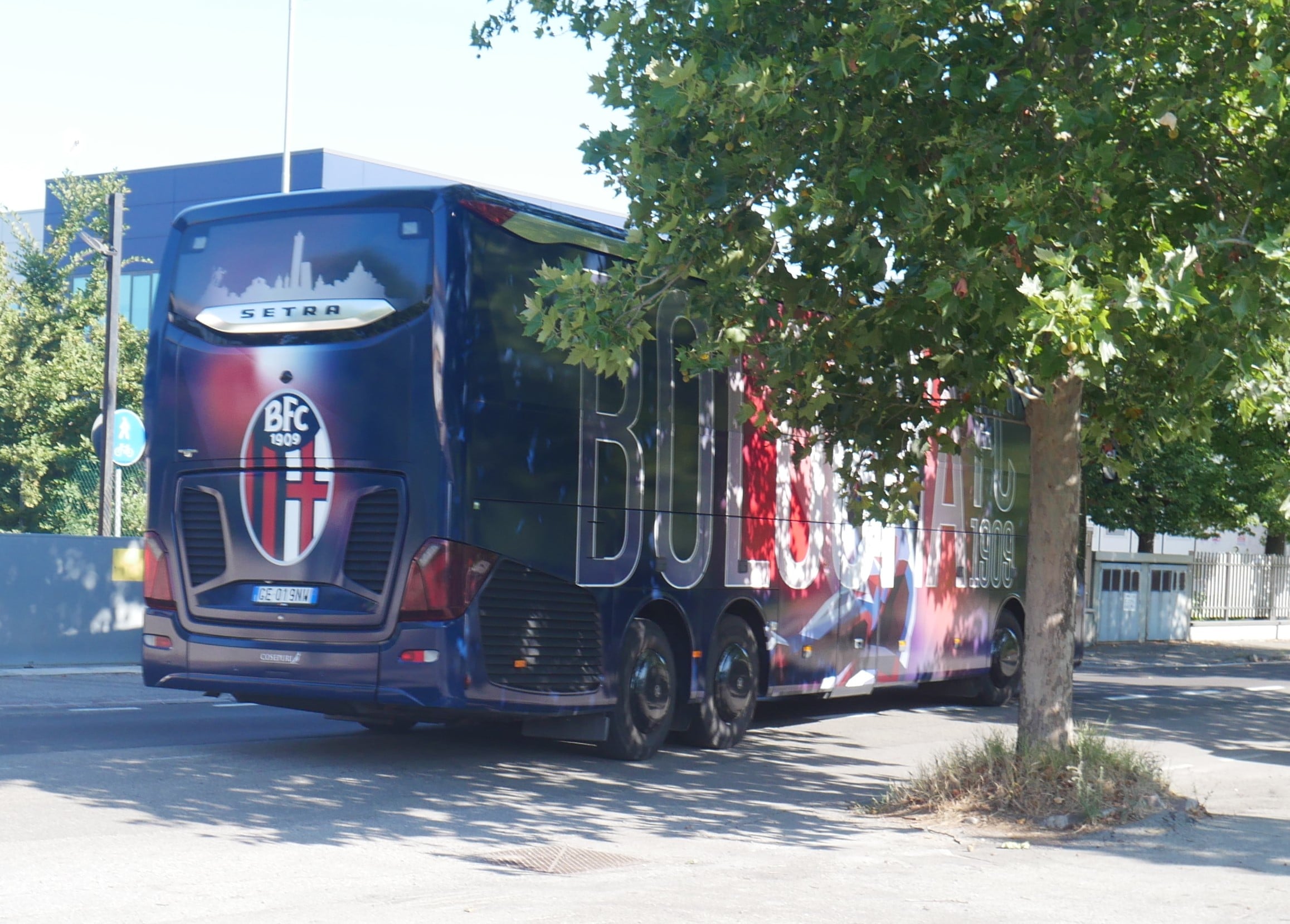 Posteriore del bus del Bologna FC con skyline della città